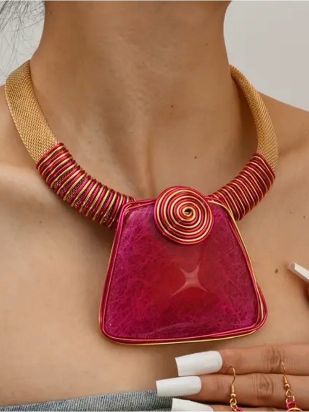 SHEIN Gold Collar Necklace with Fuchsia Pendant